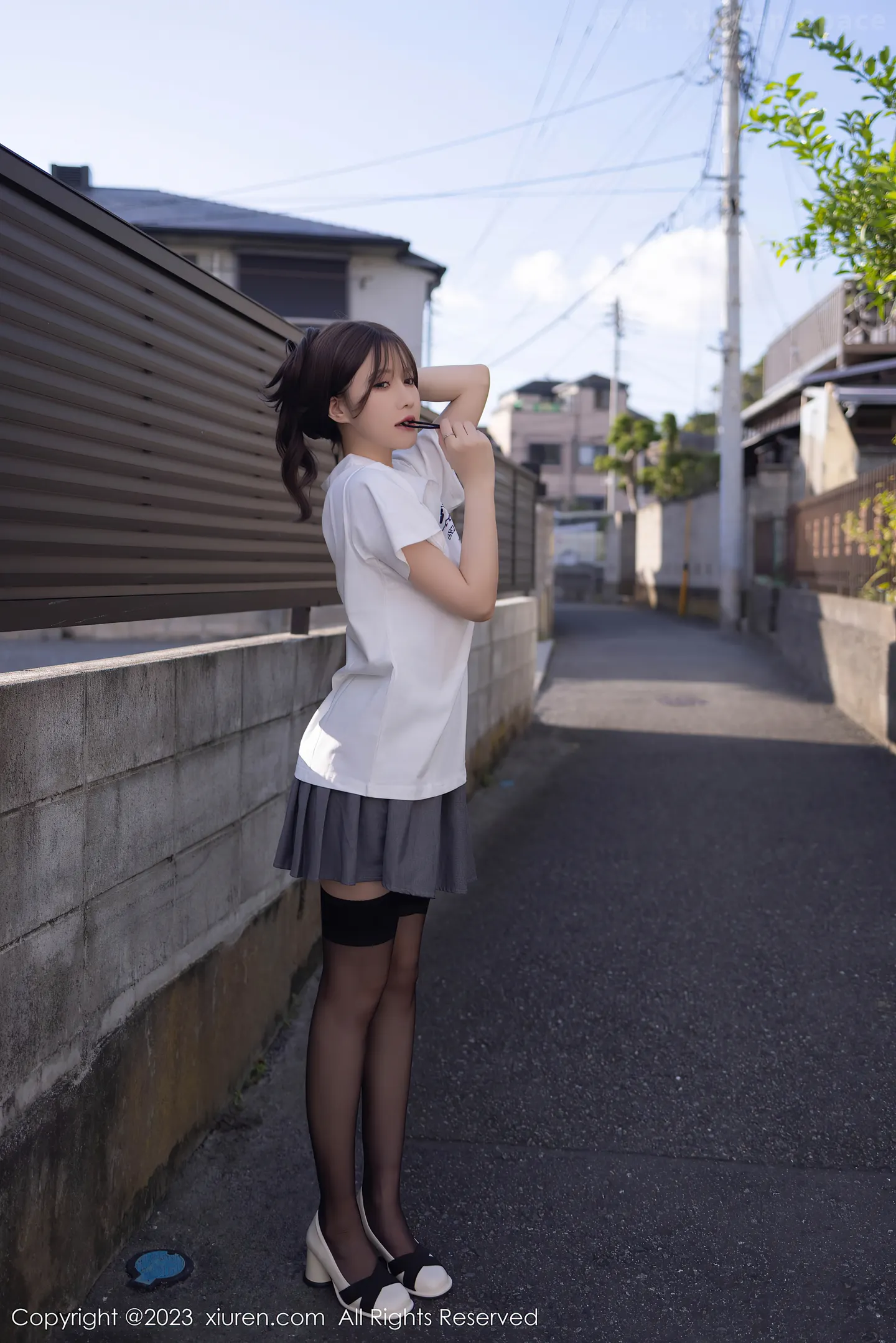 图片[3]-[XiuRen秀人网]VOL.7475 模特鱼子酱Fish性感白T配灰短裙露黑丝吊袜秀曼妙身姿诱惑写真85P-秀人网官方网站